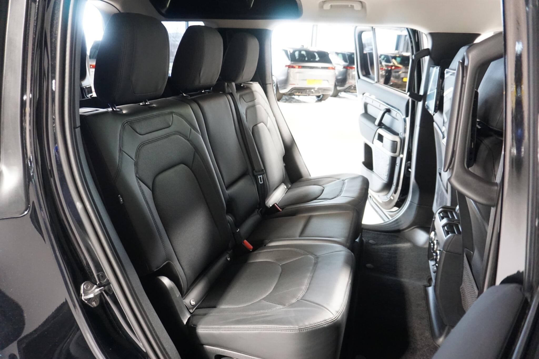 Land Rover Defender 110 3.0 D250 MHEV SE SUV 5dr Diesel Auto 4WD Euro 6 (s/s) (250 ps)